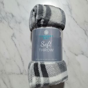 Comfort Bay Plush Throw Blanket - Gray and White
